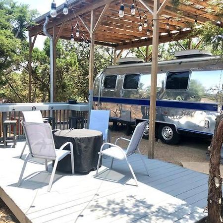 The Steel Magnolia Airstream - Cabins At Rim Rock Austin Buitenkant foto