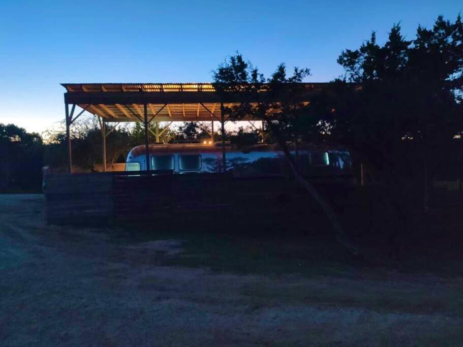 The Steel Magnolia Airstream - Cabins At Rim Rock Austin Buitenkant foto