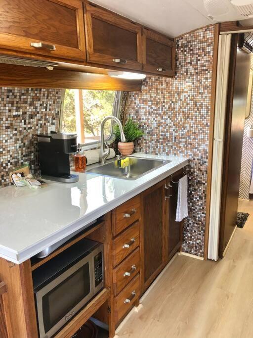The Steel Magnolia Airstream - Cabins At Rim Rock Austin Buitenkant foto