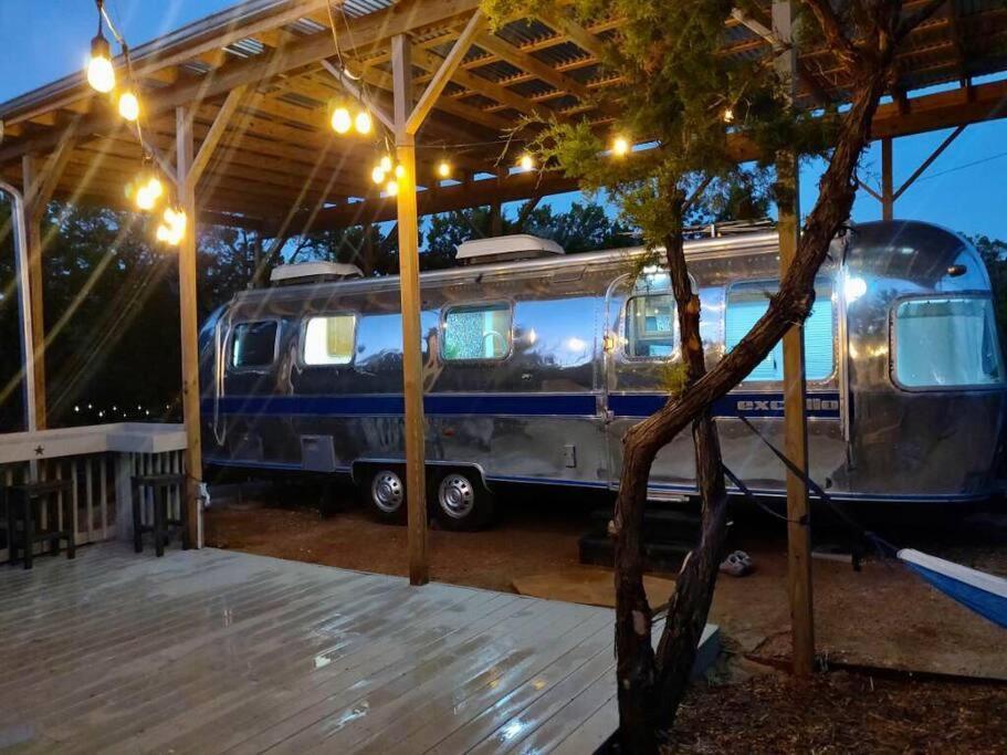 The Steel Magnolia Airstream - Cabins At Rim Rock Austin Buitenkant foto