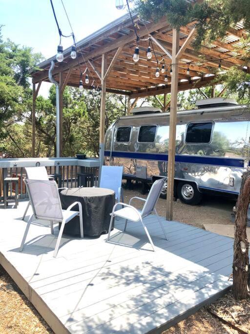 The Steel Magnolia Airstream - Cabins At Rim Rock Austin Buitenkant foto