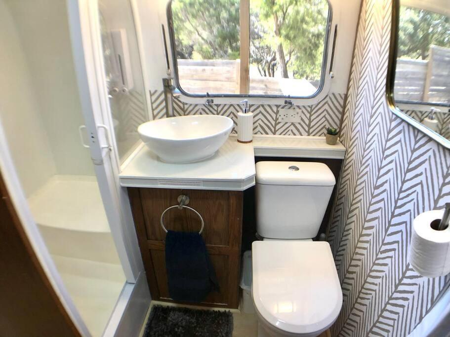 The Steel Magnolia Airstream - Cabins At Rim Rock Austin Buitenkant foto