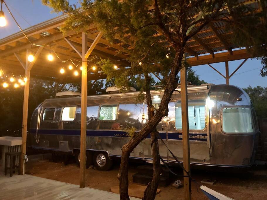 The Steel Magnolia Airstream - Cabins At Rim Rock Austin Buitenkant foto