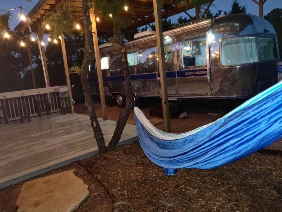 The Steel Magnolia Airstream - Cabins At Rim Rock Austin Buitenkant foto