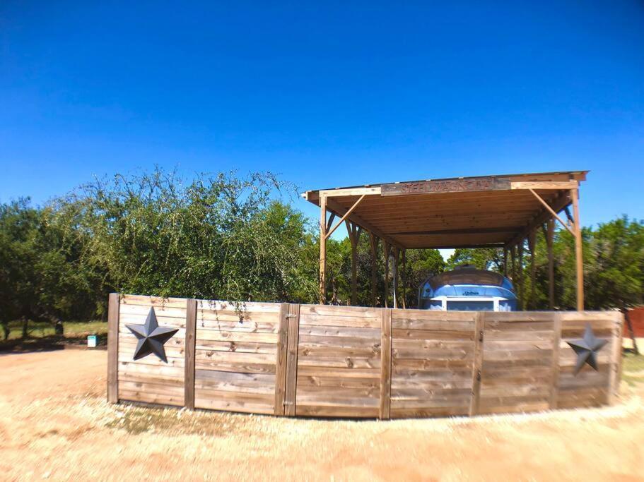 The Steel Magnolia Airstream - Cabins At Rim Rock Austin Buitenkant foto