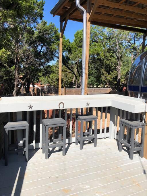 The Steel Magnolia Airstream - Cabins At Rim Rock Austin Buitenkant foto