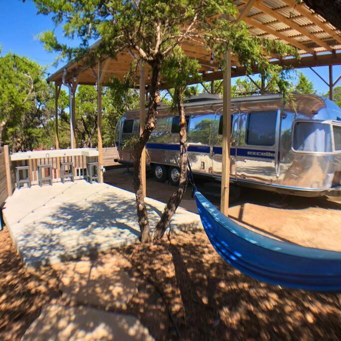 The Steel Magnolia Airstream - Cabins At Rim Rock Austin Buitenkant foto