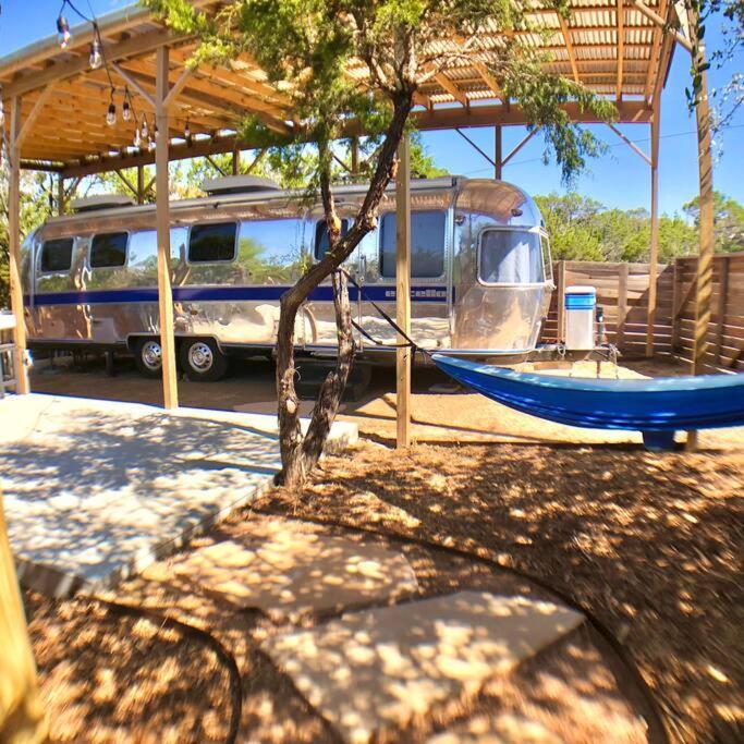 The Steel Magnolia Airstream - Cabins At Rim Rock Austin Buitenkant foto