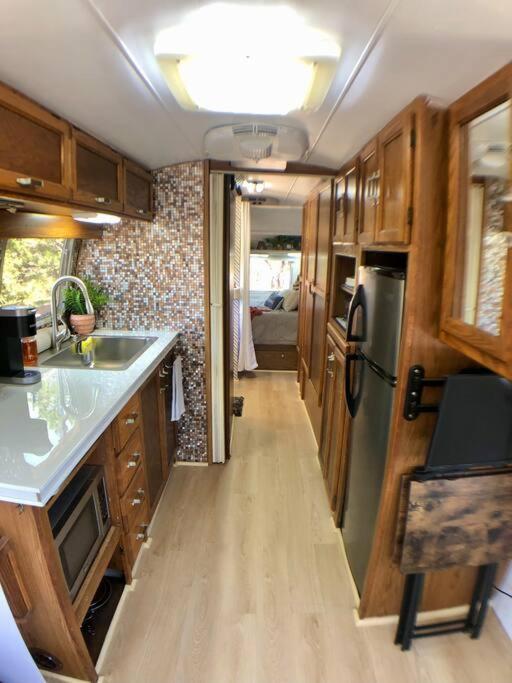 The Steel Magnolia Airstream - Cabins At Rim Rock Austin Buitenkant foto